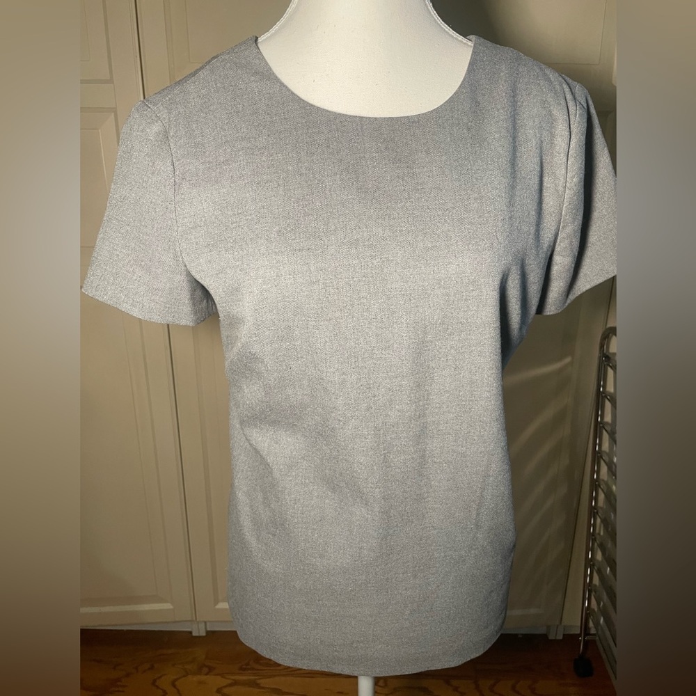 Grey banana republic shirt with cute bow on the back petite small